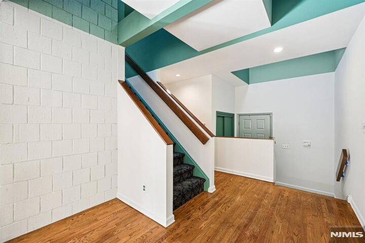 Property Photo:  6 Old Quarry Road 4  NJ 07631 