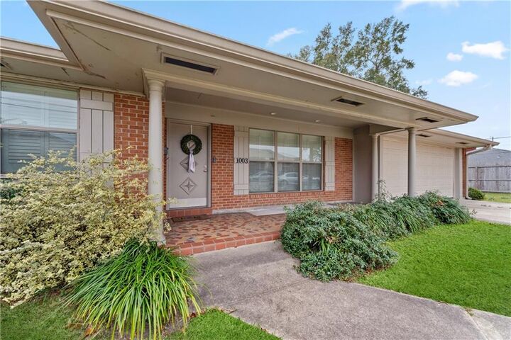 Property Photo: 1003 W University Avenue LA 70401