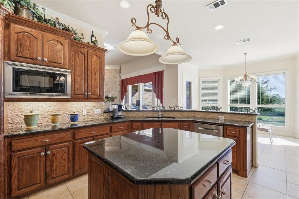 Property Photo: 1340 Summerbrook Lane TX 76065