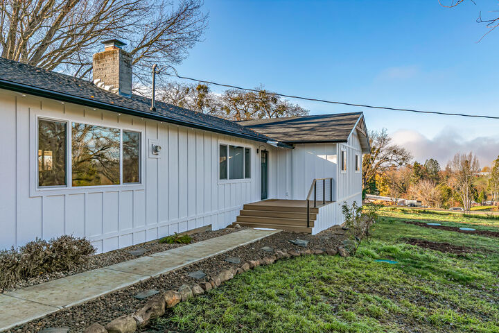 Property Photo: 885 Mountain View Drive OR 97524