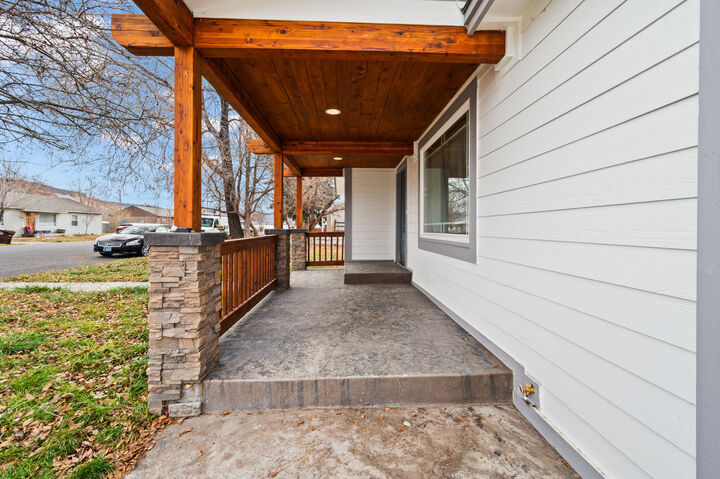 Property Photo:  745 SE Garner Street  OR 97754 