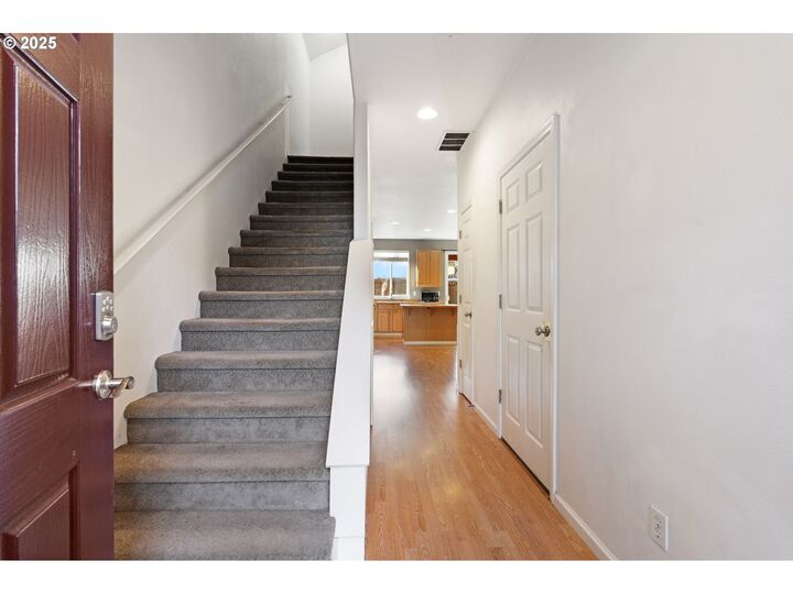 Property Photo: 887 SW 198th Pl OR 97003