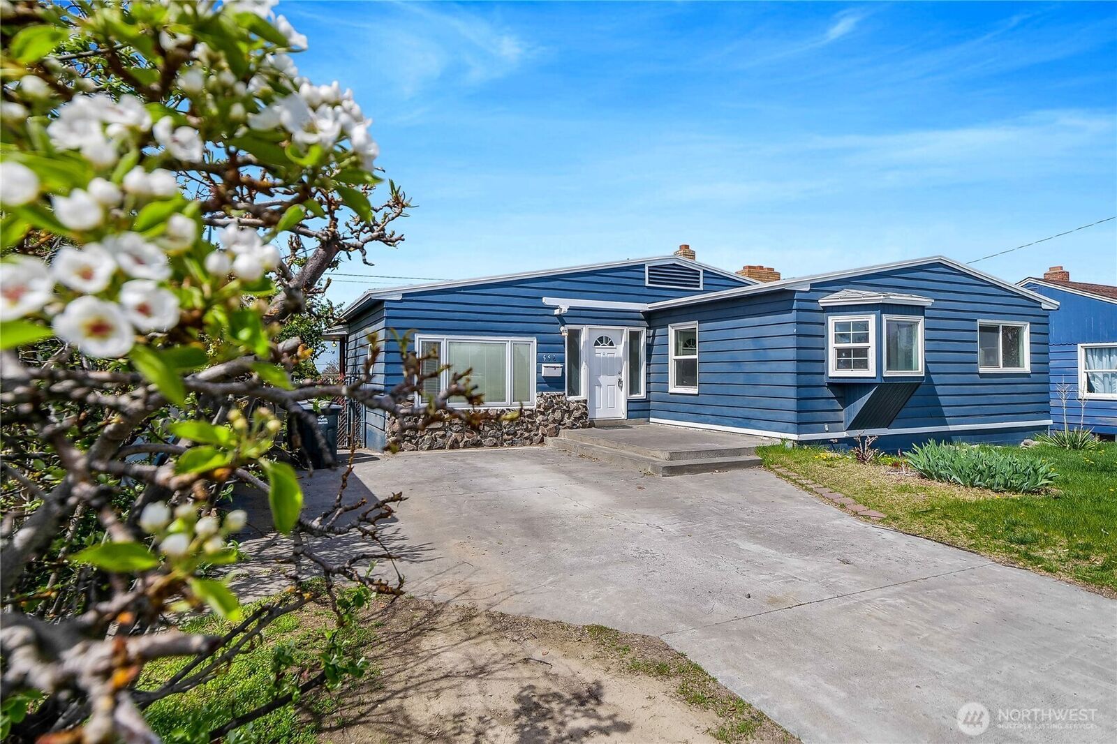 Property Photo:  952 S Juniper Drive  WA 98837 