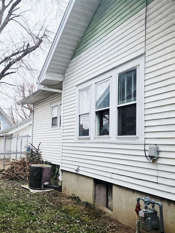 Property Photo:  1824 Boulevard Place  IN 47331 