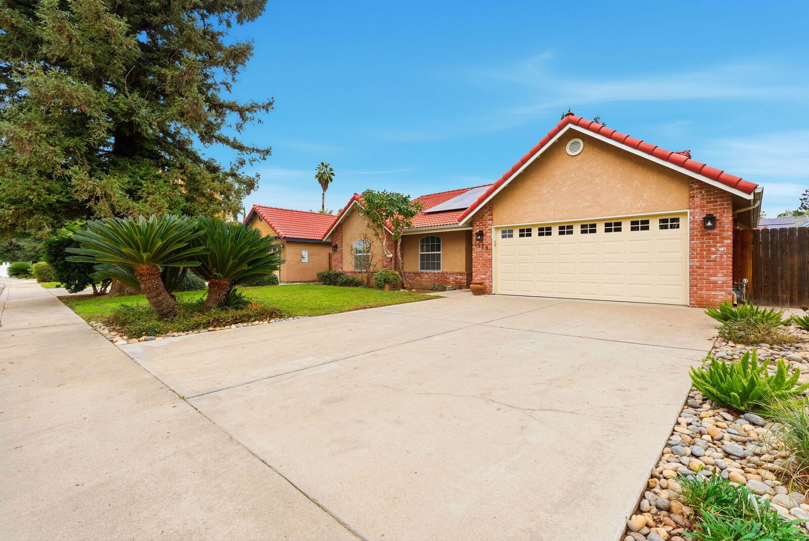 Property Photo: 1126 N Crenshaw Street CA 93291