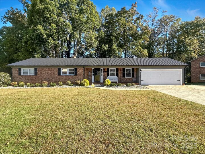 Property Photo:  812 Hill Street  NC 28152 