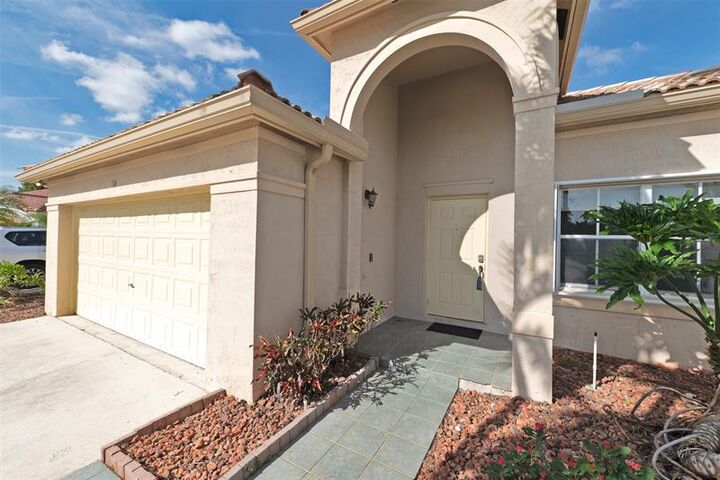 Property Photo: 716 Juniper Ln FL 33327