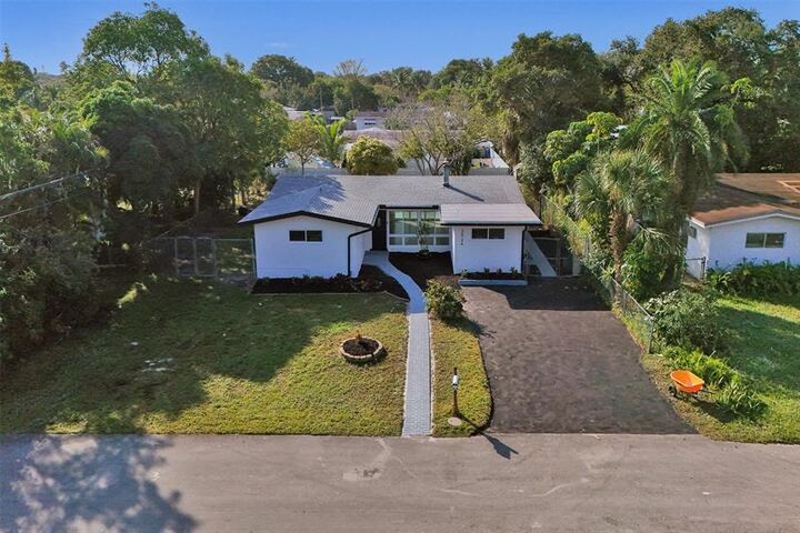 Property Photo:  3024 SW 10th St  FL 33312 