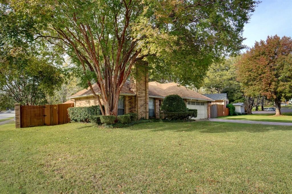 Property Photo:  2622 Briarwood Drive  TX 76051 
