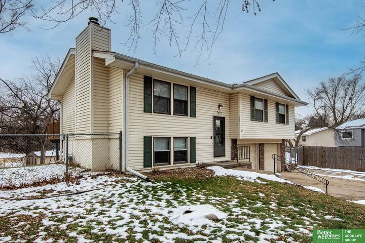 Property Photo: 2411 N 141st Avenue NE 68164-0000