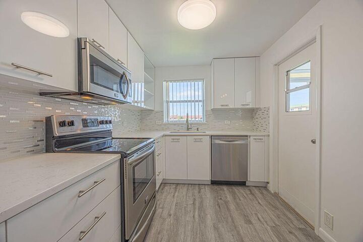 Property Photo: 808 SE 7 Street 305 FL 33441