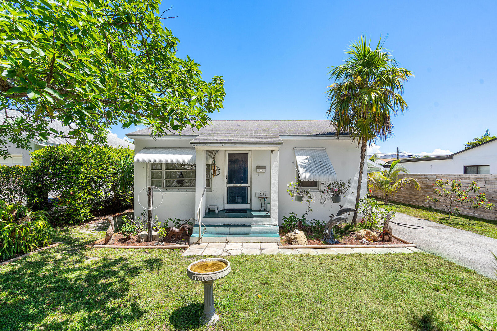 Property Photo: 221 NE 10th Street FL 33444