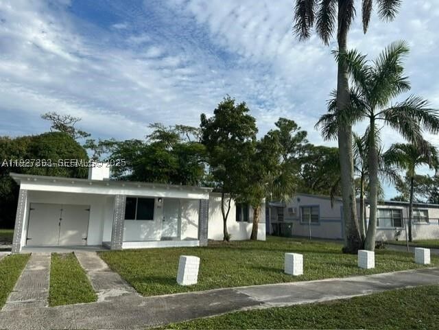 Property Photo:  