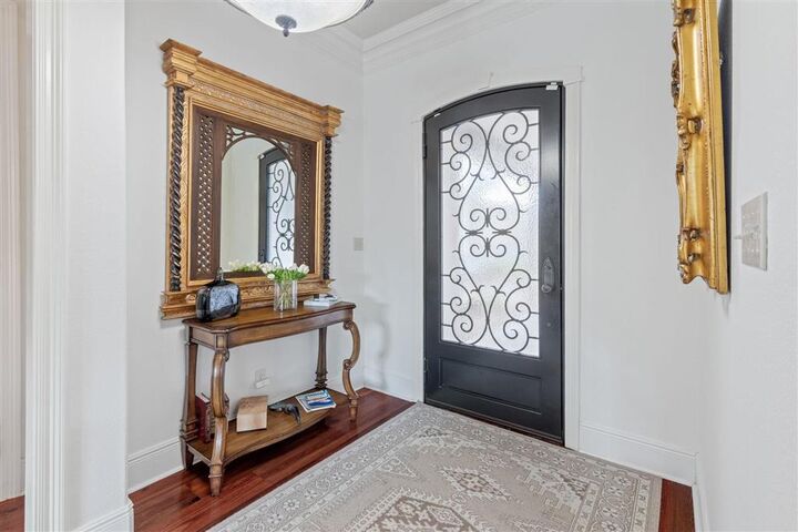 Property Photo: 925 Carondelet Street LA 70605