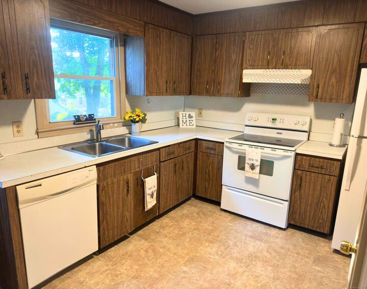 Property Photo: 537 Boswell Avenue CT 06360