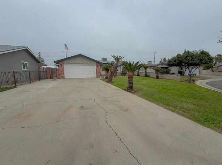 Property Photo: 1400 W Oakland Avenue CA 93274