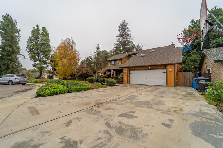 Property Photo: 4121 W Grove Court CA 93291