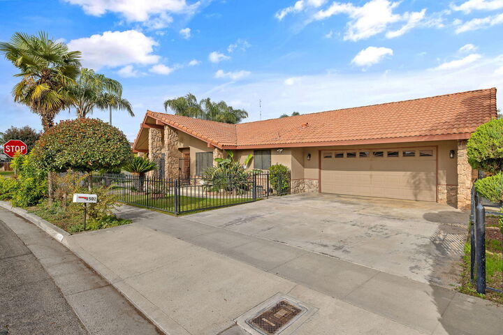 Property Photo: 1502 S Lydia Drive CA 93274