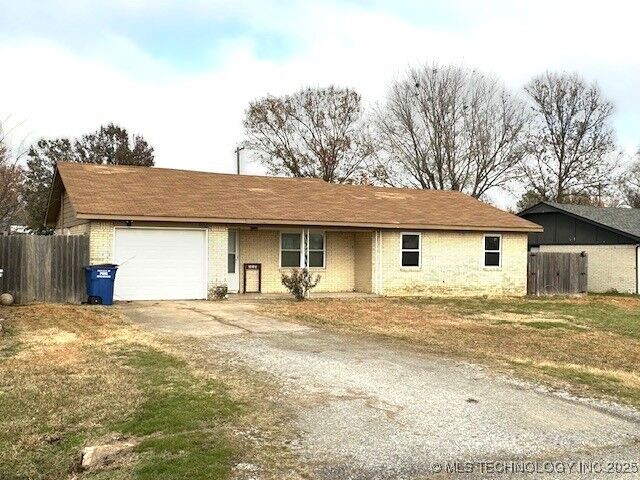 Property Photo: 906 NW 1st Street OK 74467
