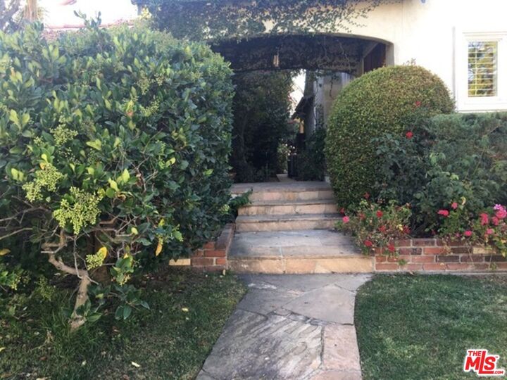 Property Photo:  125 N Palm Dr  CA 90210 