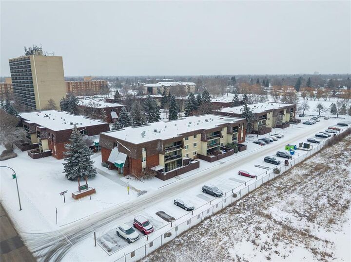 Property Photo: 750 Kenaston Boulevard MB R3N 1Y3