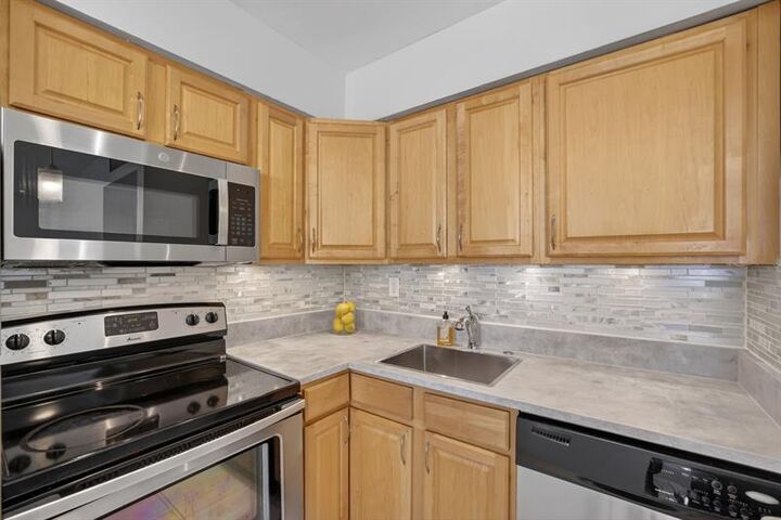 Property Photo: 4051 NE 13th Ave 77 FL 33334