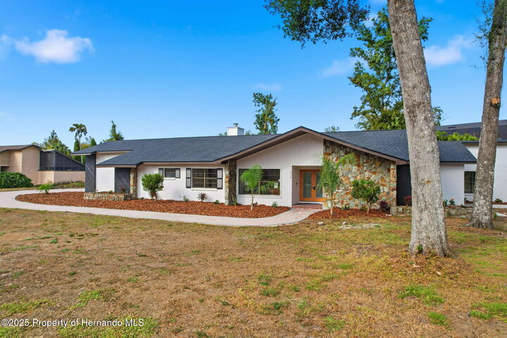 Property Photo: 916 River Rapids Avenue FL 33511