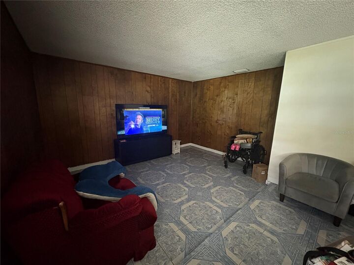 Property Photo:  6513 Runningwoods Drive  FL 33634 