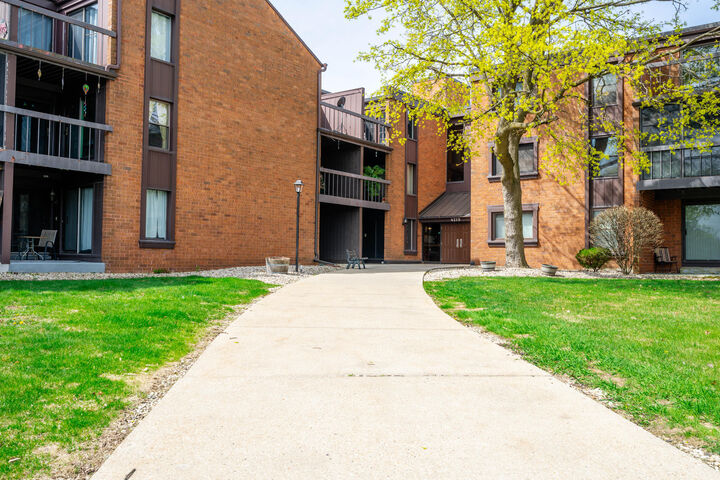 4215 N 100th St 302  Milwaukee WI 53222 photo