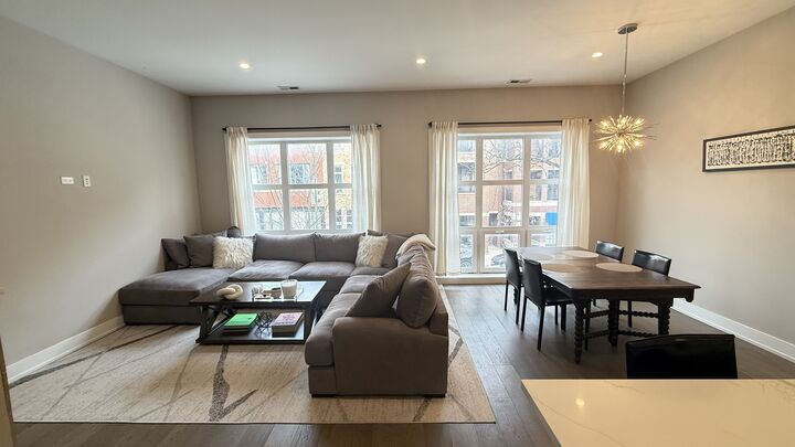 Property Photo: 2930 N Lincoln Avenue 2 IL 60657