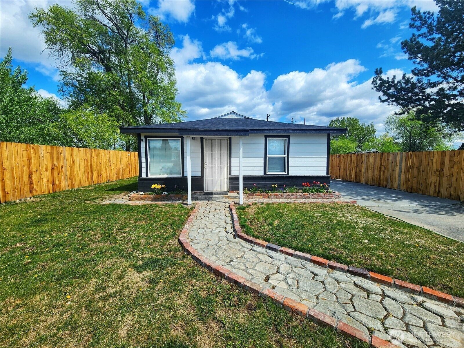 Property Photo:  3021 W Peninsula  WA 98837 