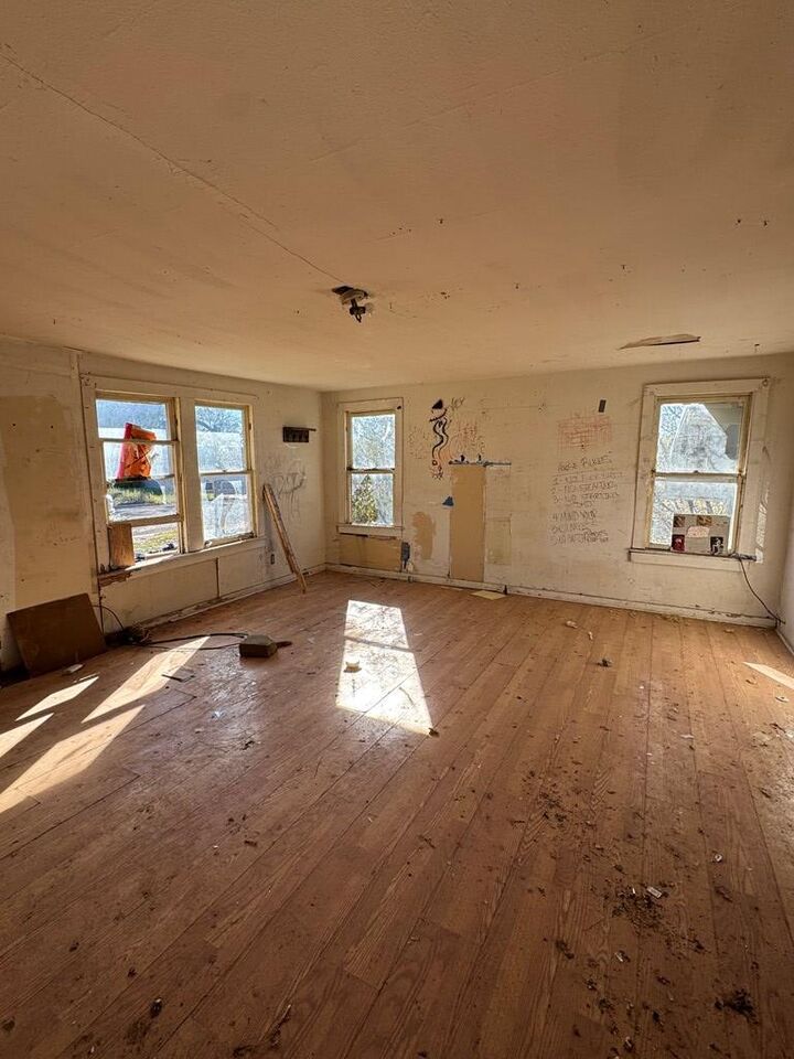 Property Photo: 224 W 13th St TX 76903