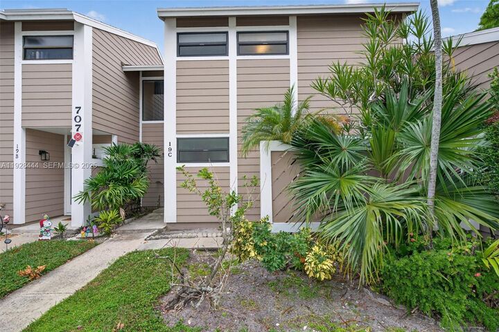 Property Photo: 707 Stonewood Ct 19C FL 33458