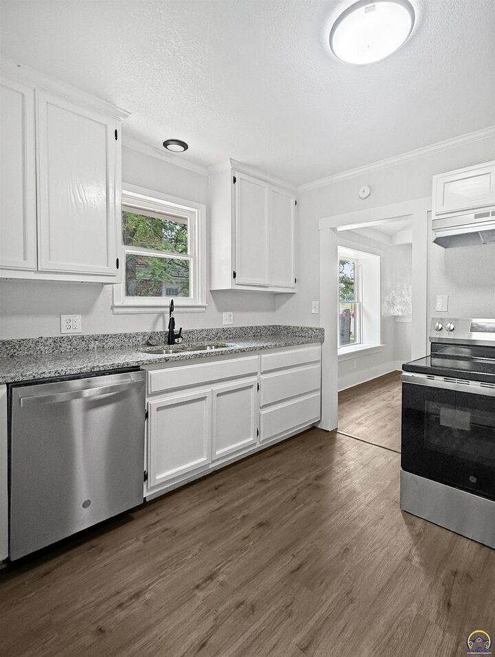 Property Photo: 324 SW Macvicar Ave KS 66604