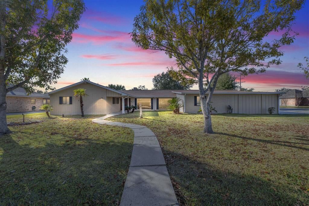 Property Photo: 4900 E Saint Charles Avenue E LA 70605