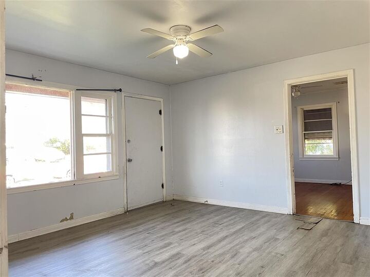 Property Photo: 713 W Hale W LA 70601