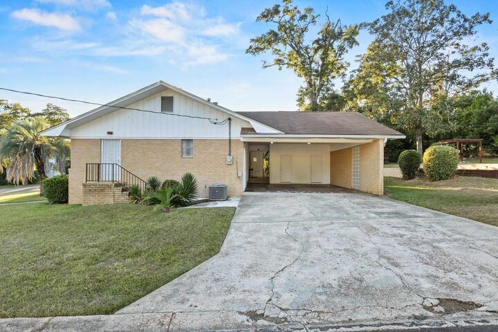 Property Photo: 204 Rudy Hubbard Way FL 32301