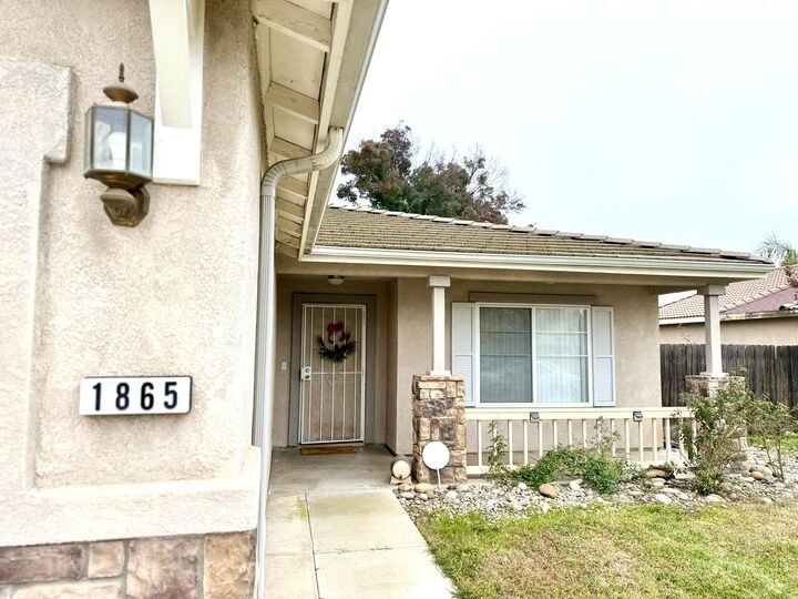 Property Photo: 1865 La Vida Avenue CA 93257