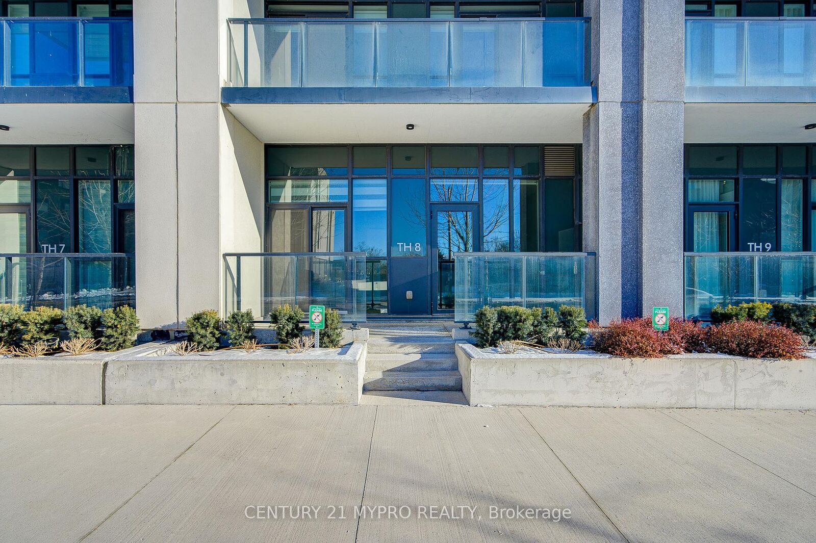 Property Photo:  4055 Parkside Village Drive Th8  ON L5B 0K8 