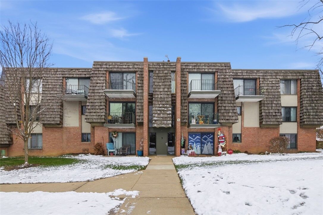 Property Photo: 511 Forest Green Dr PA 15108