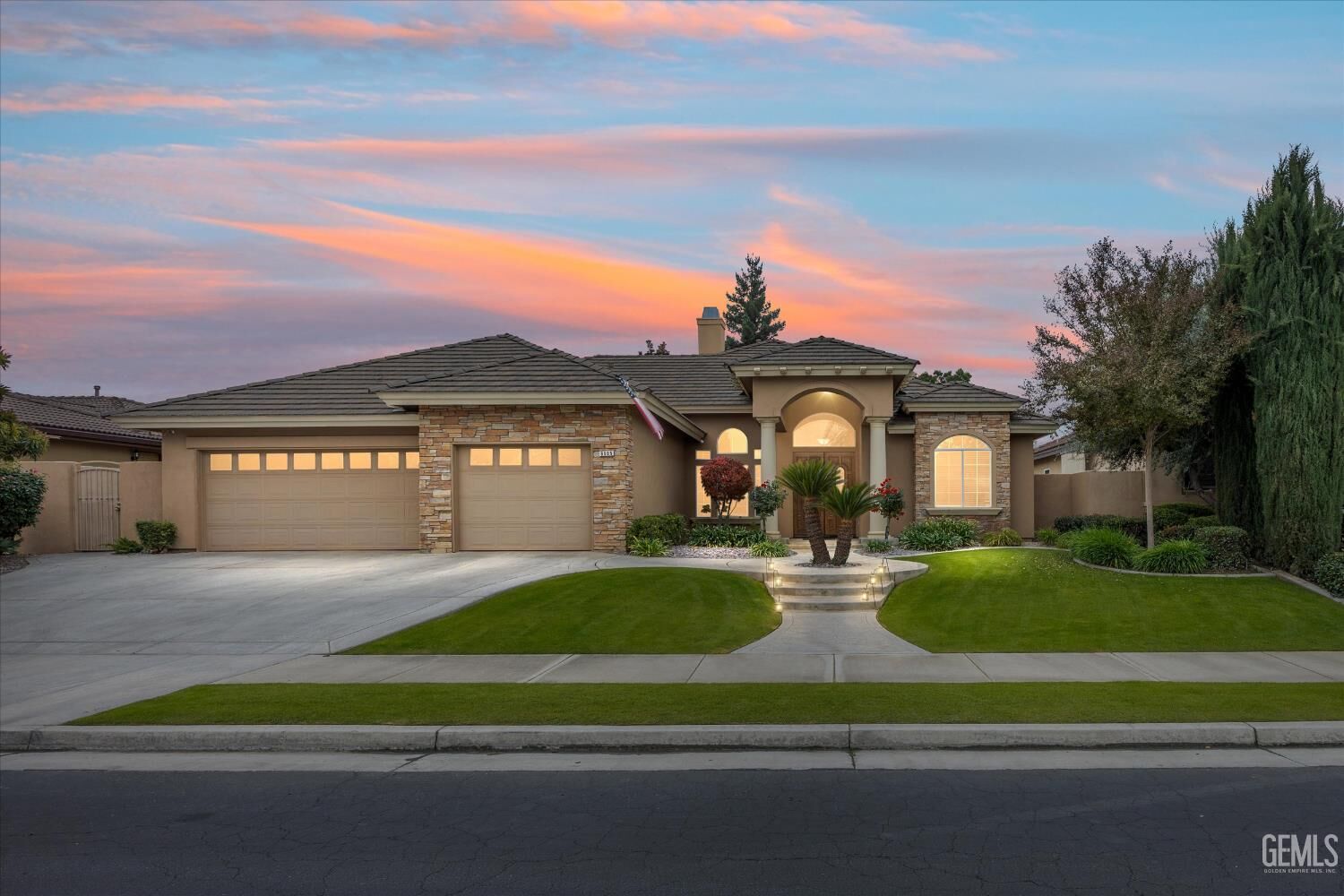 Property Photo:  9905 Lightner Way  CA 93311 