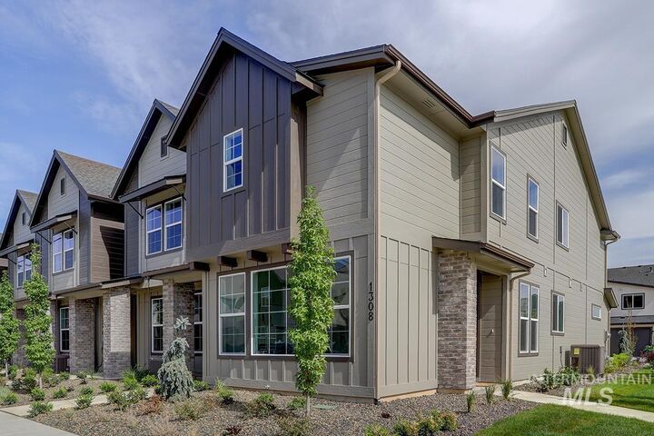 1328 N Meadowglen Ave  Meridian ID 83642-9180 photo