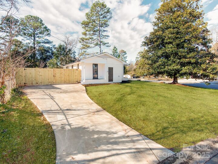 Property Photo:  3918 Tipperary Place  NC 28215 