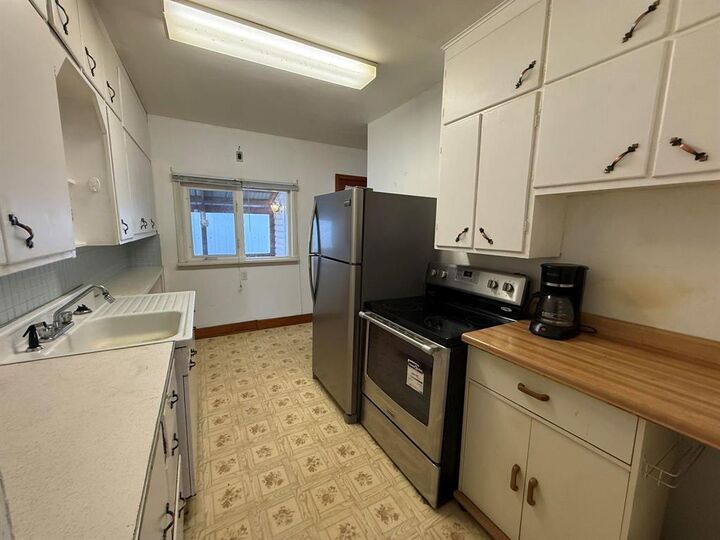 Property Photo:  126 Broadway Avenue  MB R0K 1G0 