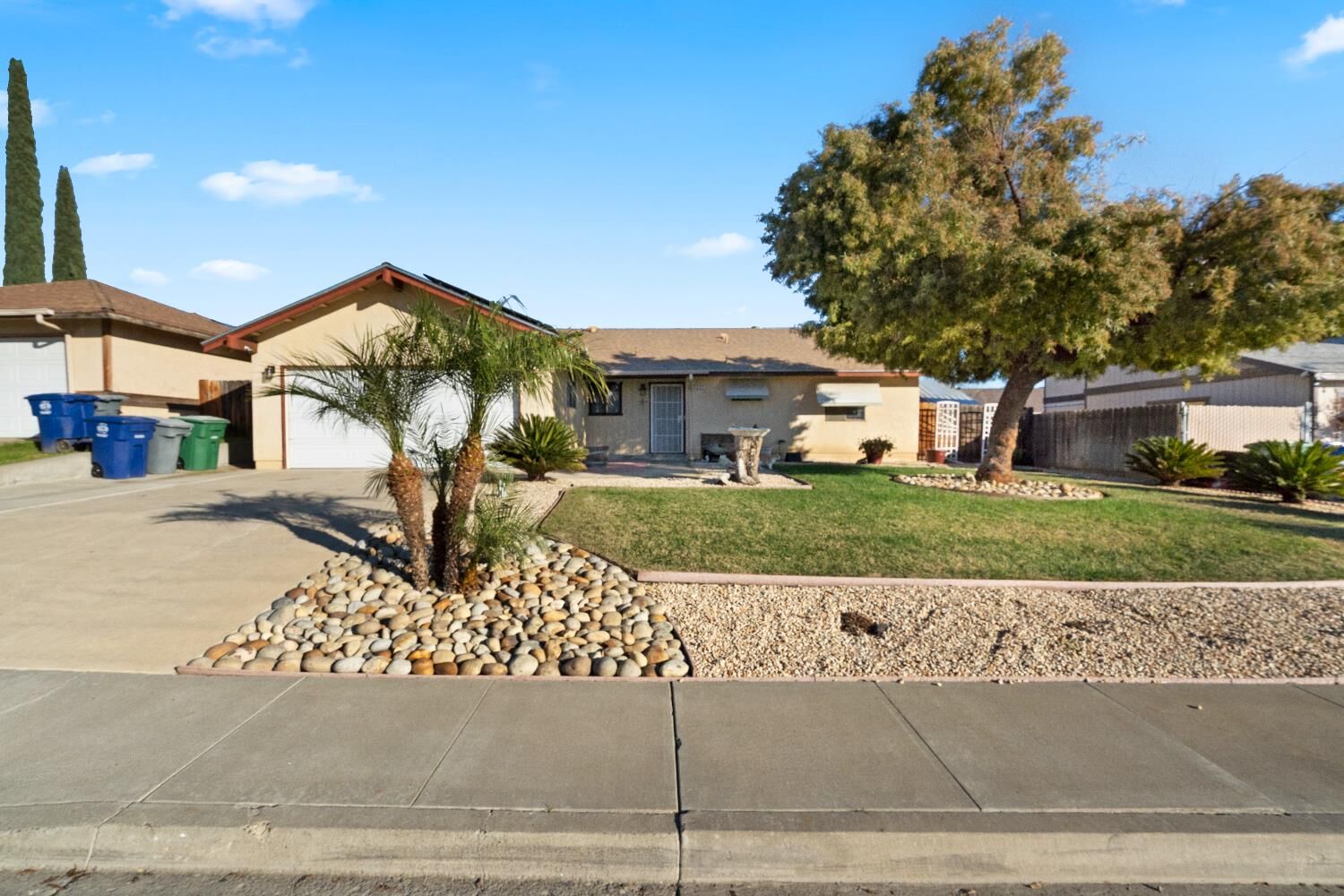 Property Photo:  605 Sonoma Lane  CA 93204 