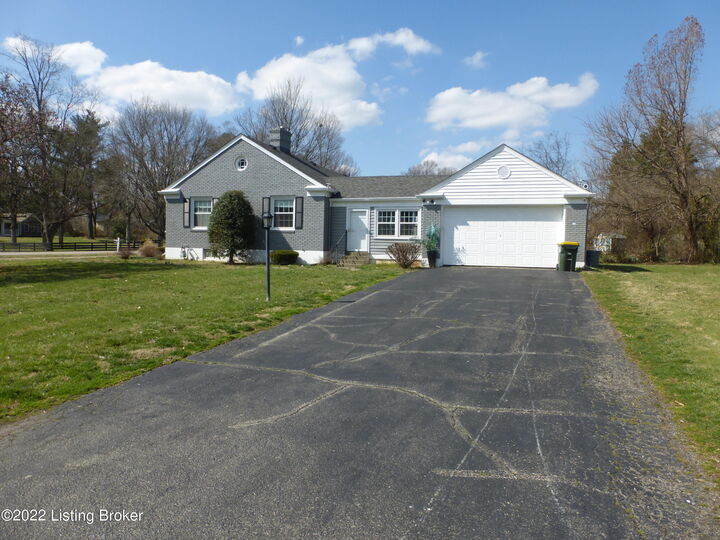 Property Photo:  701 Rudy Ln  KY 40207 