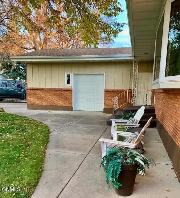 Property Photo:  1005 Highland Acres Road W  ND 58501 