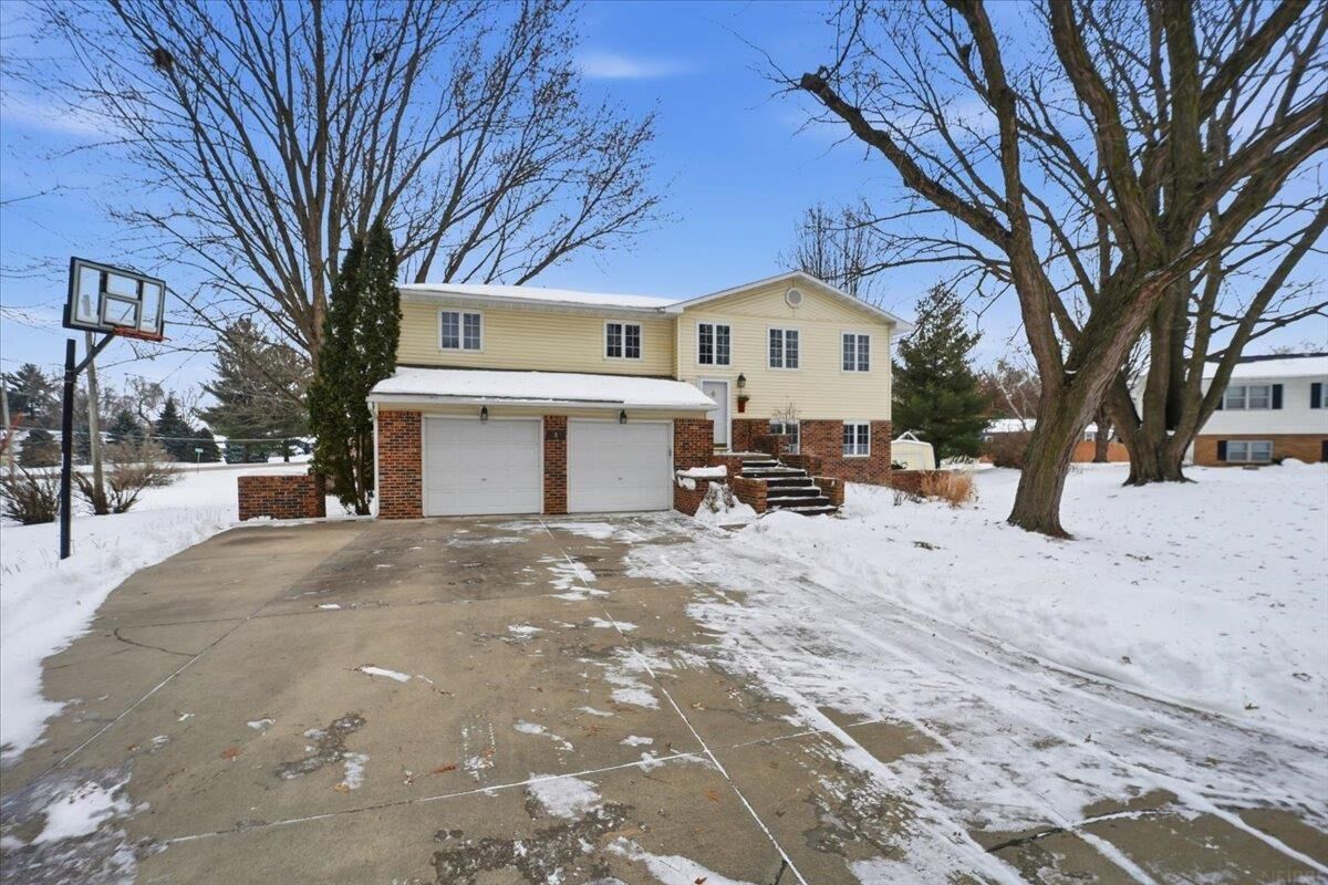 Property Photo:  5 Hillside Dr E  IA 50662 