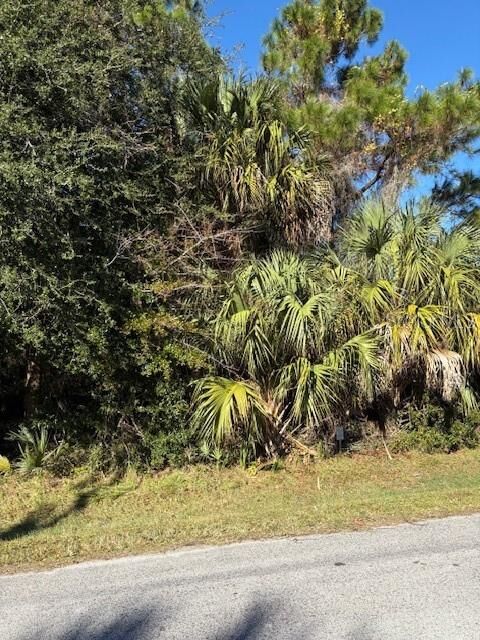 Property Photo:  8 Bill Court  FL 32137 