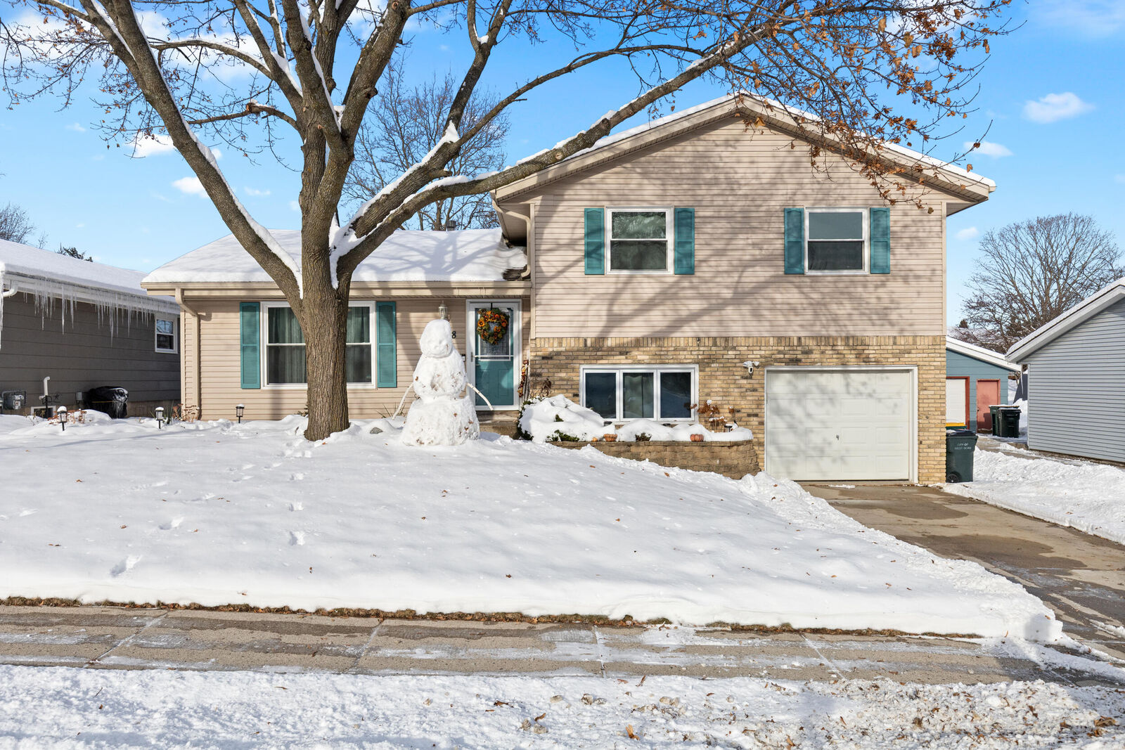 Property Photo:  2008 Lenora Dr  WI 53090 